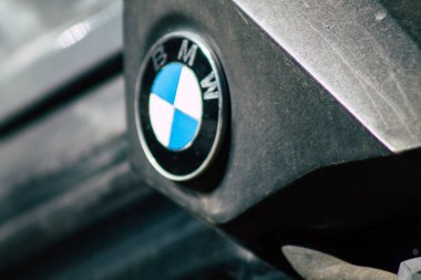 Tel Aviv İsrail, 20 Aralık 2019 Tel Aviv sokaklarına park etmiş bir Bmw motosikletinin yakın çekimi