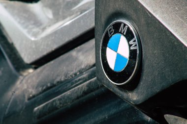 Tel Aviv İsrail, 20 Aralık 2019 Tel Aviv sokaklarına park etmiş bir Bmw motosikletinin yakın çekimi