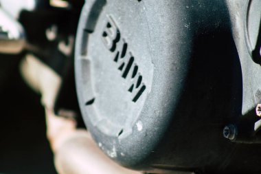 Tel Aviv İsrail, 20 Aralık 2019 Tel Aviv sokaklarına park etmiş bir Bmw motosikletinin yakın çekimi