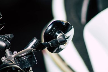 Tel Aviv İsrail, 20 Aralık 2019 sabah Tel Aviv sokaklarına park etmiş bir Yamaha motosikletinin yakın çekimi.