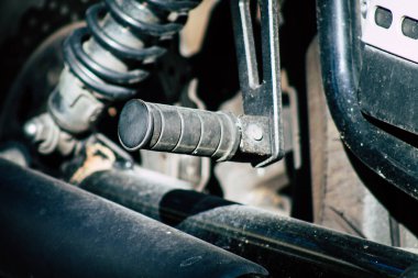 Tel Aviv İsrail, 20 Aralık 2019 sabah Tel Aviv sokaklarına park etmiş bir Yamaha motosikletinin yakın çekimi.