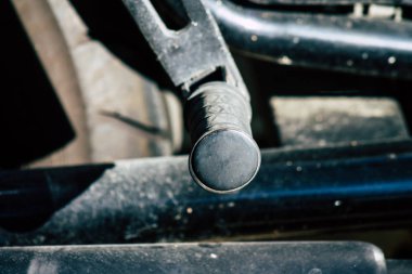 Tel Aviv İsrail, 20 Aralık 2019 sabah Tel Aviv sokaklarına park etmiş bir Yamaha motosikletinin yakın çekimi.