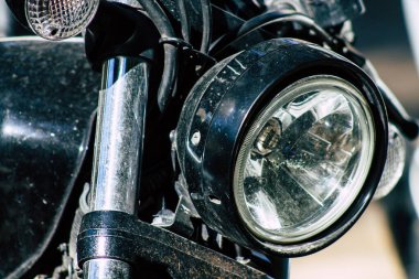 Tel Aviv İsrail, 20 Aralık 2019 sabah Tel Aviv sokaklarına park etmiş bir Yamaha motosikletinin yakın çekimi.