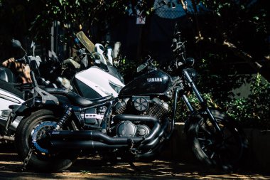 Tel Aviv İsrail, 20 Aralık 2019 sabah Tel Aviv sokaklarına park etmiş bir Yamaha motosikletinin yakın çekimi.