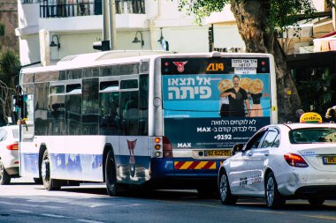 Tel Aviv İsrail 20 Aralık 2019, öğleden sonra Tel Aviv sokaklarında dolaşan geleneksel bir İsrail halk otobüsünün görüntüsü