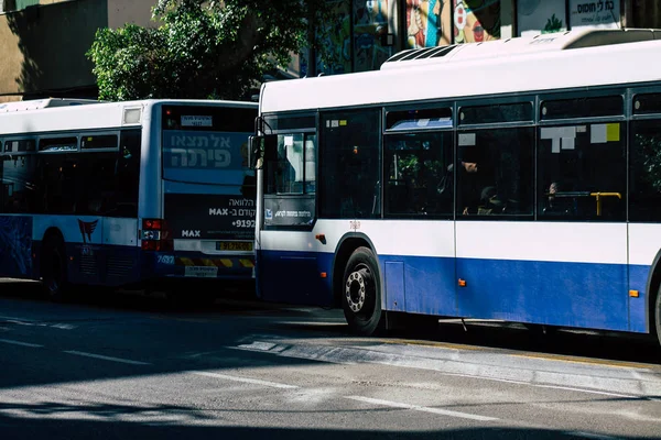 以色列特拉维夫2019年12月20日下午看到一辆传统的以色列公共汽车在特拉维夫大街上行驶 — 图库照片