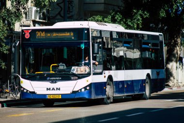 Tel Aviv İsrail 20 Aralık 2019, öğleden sonra Tel Aviv sokaklarında dolaşan geleneksel bir İsrail halk otobüsünün görüntüsü