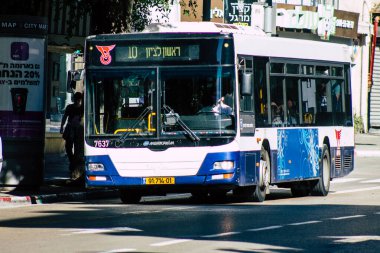 Tel Aviv İsrail 20 Aralık 2019, öğleden sonra Tel Aviv sokaklarında dolaşan geleneksel bir İsrail halk otobüsünün görüntüsü