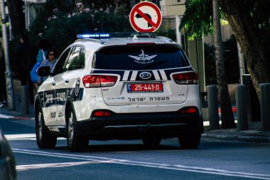 Tel Aviv İsrail 20 Aralık 2019 öğleden sonra Tel Aviv sokaklarında bir İsrail polis arabasının görüntüsü