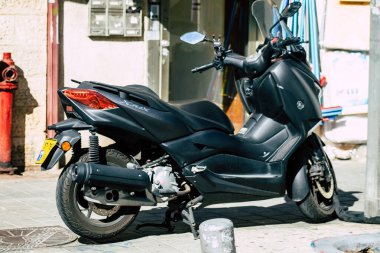 Tel Aviv İsrail 20 Aralık 2019 öğleden sonra Tel Aviv sokaklarında park etmiş bir scooter görüntüsü