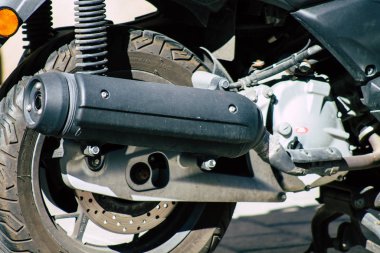 Tel Aviv İsrail 20 Aralık 2019 öğleden sonra Tel Aviv sokaklarında park etmiş bir scooter görüntüsü