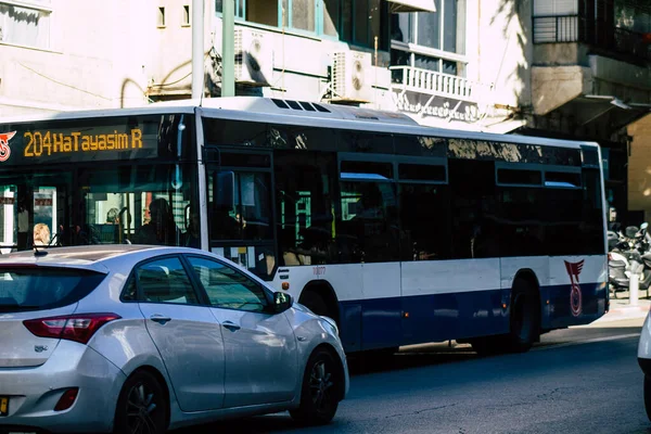 2019 텔아비브 이스라엘의 전통적 버스가 오후에 텔아비브의 거리를 달리는 — 스톡 사진