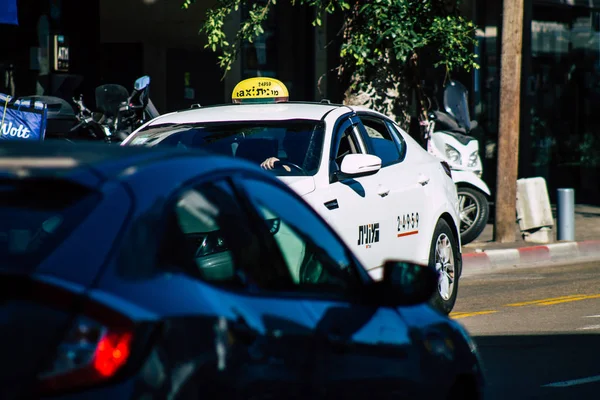 텔아비브 이스라엘 2019 텔아비브 거리를 달리는 전통적 이스라엘 택시의 — 스톡 사진