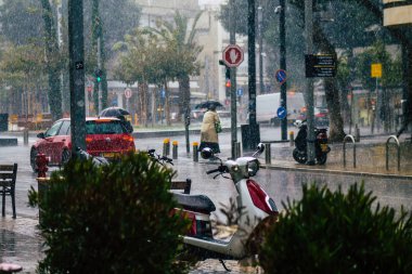 Tel Aviv İsrail 19 Şubat 2020 Kışın yağmurlu bir günde Tel Aviv sokaklarında yürüyen kimliği belirsiz insanların görüntüsü