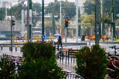 Tel Aviv İsrail 19 Şubat 2020 Kışın yağmurlu bir günde Tel Aviv sokaklarında yürüyen kimliği belirsiz insanların görüntüsü