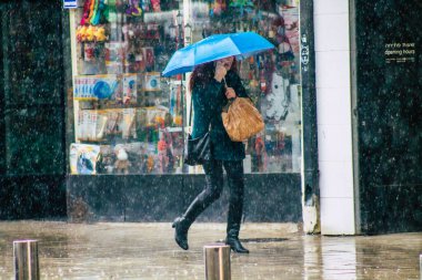 Tel Aviv İsrail 19 Şubat 2020 Kışın yağmurlu bir günde Tel Aviv sokaklarında yürüyen kimliği belirsiz insanların görüntüsü