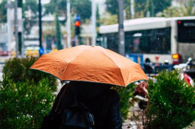 Tel Aviv İsrail 19 Şubat 2020 Kışın yağmurlu bir günde Tel Aviv sokaklarında yürüyen kimliği belirsiz insanların görüntüsü