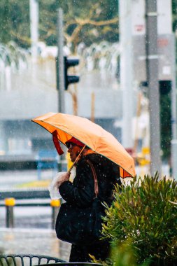 Tel Aviv İsrail 19 Şubat 2020 Kışın yağmurlu bir günde Tel Aviv sokaklarında yürüyen kimliği belirsiz insanların görüntüsü