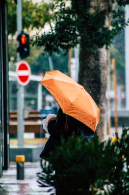 Tel Aviv İsrail 19 Şubat 2020 Kışın yağmurlu bir günde Tel Aviv sokaklarında yürüyen kimliği belirsiz insanların görüntüsü