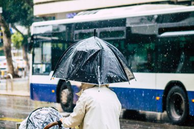 Tel Aviv İsrail 19 Şubat 2020 Kışın yağmurlu bir günde Tel Aviv sokaklarında yürüyen kimliği belirsiz insanların görüntüsü