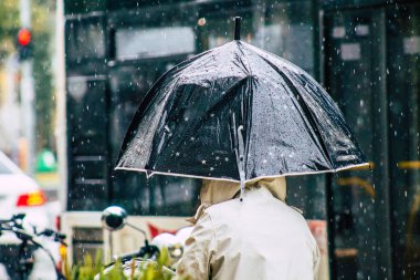 Tel Aviv İsrail 19 Şubat 2020 Kışın yağmurlu bir günde Tel Aviv sokaklarında yürüyen kimliği belirsiz insanların görüntüsü