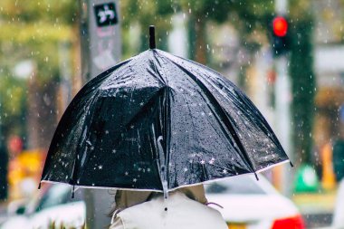 Tel Aviv İsrail 19 Şubat 2020 Kışın yağmurlu bir günde Tel Aviv sokaklarında yürüyen kimliği belirsiz insanların görüntüsü