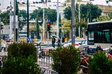 Tel Aviv İsrail 19 Şubat 2020 Kışın yağmurlu bir günde Tel Aviv sokaklarında yürüyen kimliği belirsiz insanların görüntüsü