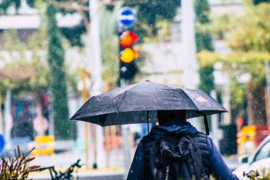 Tel Aviv İsrail 19 Şubat 2020 Kışın yağmurlu bir günde Tel Aviv sokaklarında yürüyen kimliği belirsiz insanların görüntüsü