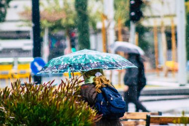 Tel Aviv İsrail 19 Şubat 2020 Kışın yağmurlu bir günde Tel Aviv sokaklarında yürüyen kimliği belirsiz insanların görüntüsü