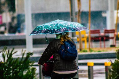 Tel Aviv İsrail 19 Şubat 2020 Kışın yağmurlu bir günde Tel Aviv sokaklarında yürüyen kimliği belirsiz insanların görüntüsü