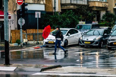 Tel Aviv İsrail 19 Şubat 2020 Kışın yağmurlu bir günde Tel Aviv sokaklarında yürüyen kimliği belirsiz insanların görüntüsü