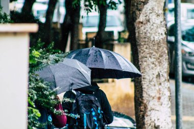 Tel Aviv İsrail 19 Şubat 2020 Kışın yağmurlu bir günde Tel Aviv sokaklarında yürüyen kimliği belirsiz insanların görüntüsü