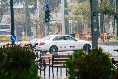 Tel Aviv İsrail 19 Şubat 2020. Yağmurlu bir kış günü Tel Aviv sokaklarında gezen geleneksel İsrail taksisinin görüntüsü