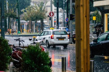 Tel Aviv İsrail 19 Şubat 2020. Yağmurlu bir kış günü Tel Aviv sokaklarında gezen geleneksel İsrail taksisinin görüntüsü