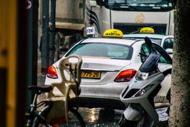 Tel Aviv İsrail 19 Şubat 2020. Yağmurlu bir kış günü Tel Aviv sokaklarında gezen geleneksel İsrail taksisinin görüntüsü