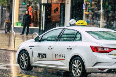 Tel Aviv İsrail 19 Şubat 2020. Yağmurlu bir kış günü Tel Aviv sokaklarında gezen geleneksel İsrail taksisinin görüntüsü