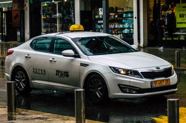 Tel Aviv İsrail 19 Şubat 2020. Yağmurlu bir kış günü Tel Aviv sokaklarında gezen geleneksel İsrail taksisinin görüntüsü