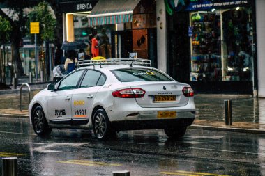 Tel Aviv İsrail 19 Şubat 2020. Yağmurlu bir kış günü Tel Aviv sokaklarında gezen geleneksel İsrail taksisinin görüntüsü