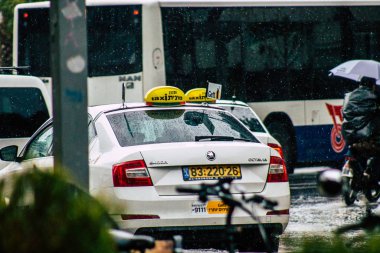 Tel Aviv İsrail 19 Şubat 2020. Yağmurlu bir kış günü Tel Aviv sokaklarında gezen geleneksel İsrail taksisinin görüntüsü