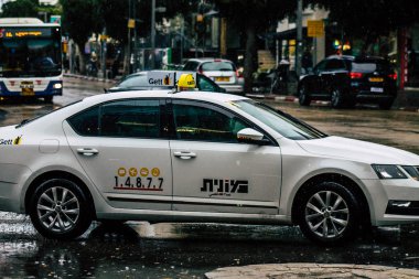 Tel Aviv İsrail 19 Şubat 2020. Yağmurlu bir kış günü Tel Aviv sokaklarında gezen geleneksel İsrail taksisinin görüntüsü