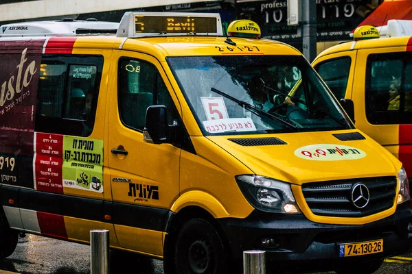 텔아비브 이스라엘 2020 이스라엘 택시가 비오는 텔아비브 거리에서 구르는 — 스톡 사진