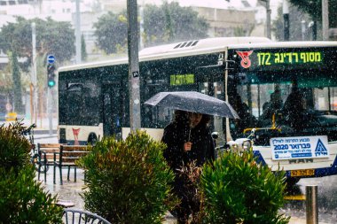 Tel Aviv İsrail 19 Şubat 2020 Kışın yağmurlu bir günde Tel Aviv sokaklarında yürüyen kimliği belirsiz insanların görüntüsü