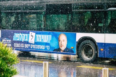 Tel Aviv İsrail 19 Şubat 2020 'de yağışlı bir kış gününde Tel Aviv sokaklarında gezen geleneksel bir İsrail halk otobüsünün görüntüsü