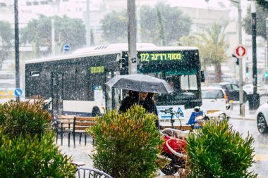 Tel Aviv İsrail 19 Şubat 2020 'de yağışlı bir kış gününde Tel Aviv sokaklarında gezen geleneksel bir İsrail halk otobüsünün görüntüsü