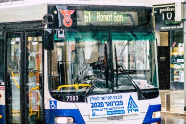 Tel Aviv İsrail 19 Şubat 2020 'de yağışlı bir kış gününde Tel Aviv sokaklarında gezen geleneksel bir İsrail halk otobüsünün görüntüsü