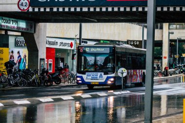 Tel Aviv İsrail 19 Şubat 2020 'de yağışlı bir kış gününde Tel Aviv sokaklarında gezen geleneksel bir İsrail halk otobüsünün görüntüsü