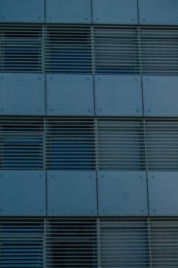 Tel Aviv İsrail 20 Şubat 2020 'de öğleden sonra Tel Aviv sokaklarındaki modern binaların cephesine baktı.