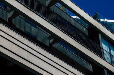 Tel Aviv İsrail 20 Şubat 2020 'de öğleden sonra Tel Aviv sokaklarındaki modern binaların cephesine baktı.