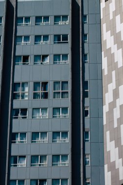 Tel Aviv İsrail 20 Şubat 2020 'de öğleden sonra Tel Aviv sokaklarındaki modern binaların cephesine baktı.