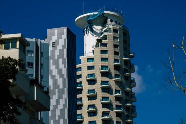 Tel Aviv İsrail 20 Şubat 2020 'de öğleden sonra Tel Aviv sokaklarındaki modern binaların cephesine baktı.